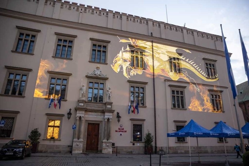 Kraków. Niezwykła smocza iluminacja na budynku magistratu [ZDJĘCIA]