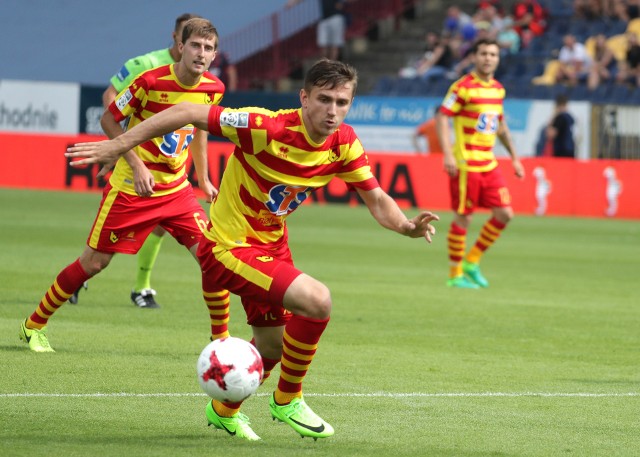 Fot. Piłkarz Fedor Cernych podczas meczu Pogoń Szczecin - Jagiellonia Białystok w 2017 roku