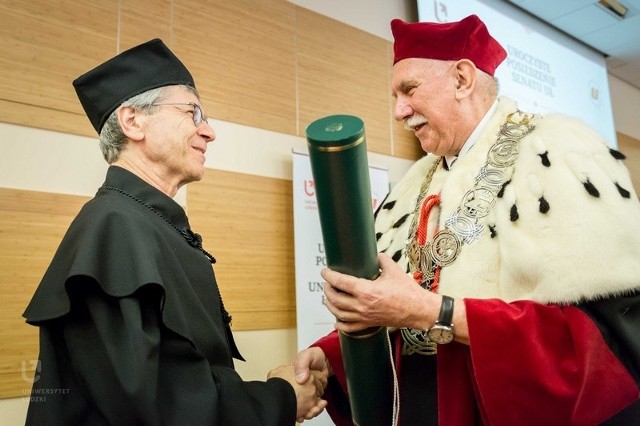 Tytuł doktora honoris causa wręcza Jeffreyowi Sachsowi rektor Uniwersytetu Łódzkiego, prof. Antoni Różalski.