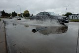 Sławińskiego znów pod wodą. Kierowcy gubią na zalanej ulicy elementy samochodów (zdjęcia)