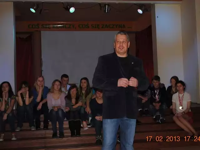 Andrzej Plata podczas jednej z pogadanek w Schronisku dla Nieletnich w Chojnicach, z udziałem grupy teatralnej Profilaktyka a Ty