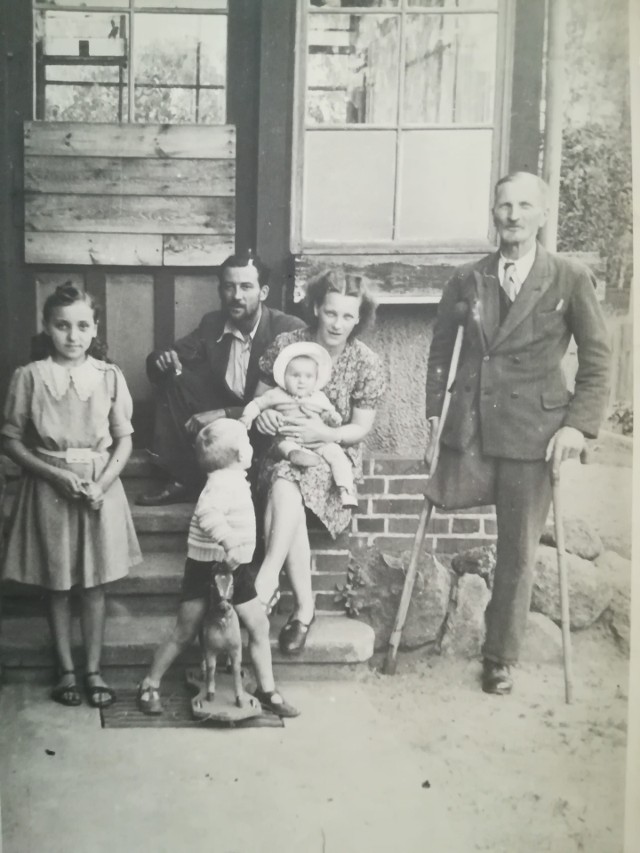 Zdjęcie rodziny pani Janiny wykonane w Kamionce Strumiłowej