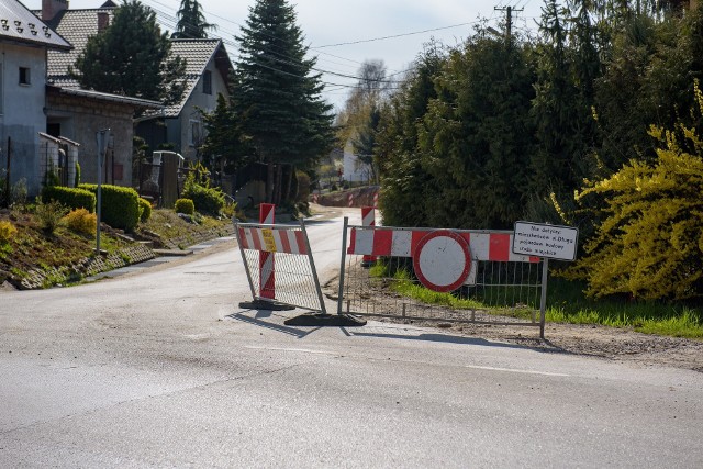 Rozpoczęła się przebudowa pierwszego odcinka ul. Długiej - 340 m, w Czarnochowicach. Na potrzeby tej inwestycji mieszkańcy są wywłaszczani z części swoich działek. Sprawa budzi kontrowersje