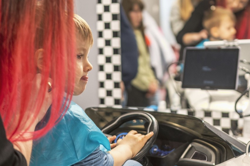 Mnóstwo dzieci na otwarciu salonu fryzjerskiego Portento Kids w Kielcach. Zobacz na zdjęciach, jak szło strzyżenie i upinanie fryzur 