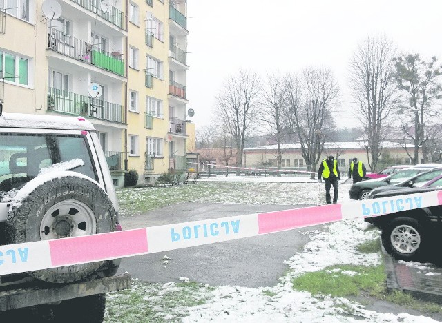 Przed blokiem na ul. Świerczewskiego dyżurowali wczoraj policjanci