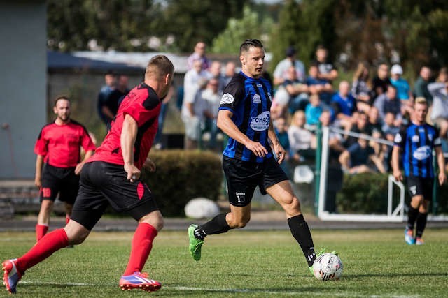 Fragment meczu w Potulicach, w którym SDDOPP Zawisza Bydgoszcz pokonał Iskre Zamość-Rynarzewo 6:0. Trzy gole zdobył Wojciech Ruczyński (na zdjęciu). Fot. Tomasz Czachorowski