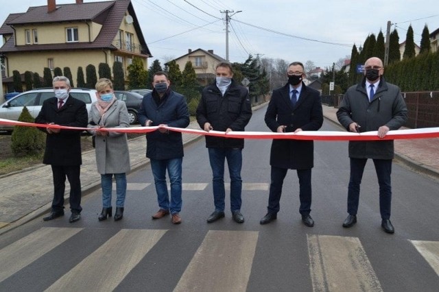 W spotkaniu uczestniczyli: Starosta Powiatu Kieleckiego Mirosław Gębski, Członkowie Zarządu Powiatu: Cezary Majcher oraz Stefan Bąk, Radna Powiatu Agata Sałata, Wójt Gminy Bieliny Sławomir Kopacz oraz radni gminy Bieliny: Elżbieta Bernat i Marcin Brożyna. Obecni byli także inspektor nadzoru oraz kierownik budowy.