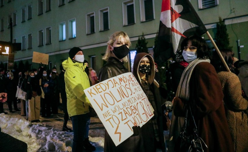 Strajk kobiet rozlewa się po całej Polsce. To odpowiedź na...