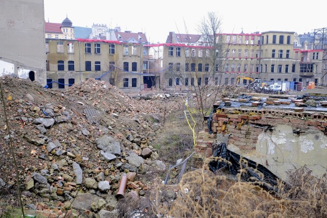 Zapowiedzi mówiły o centrum senioralnym - teraz jednak dawne tereny poszpitalne stały się polem ruin i pozbawionym już obwarowań konserwatorskich obszarem dla jakichkolwiek potencjalnych inwestycjiZobacz zdjęcia --->