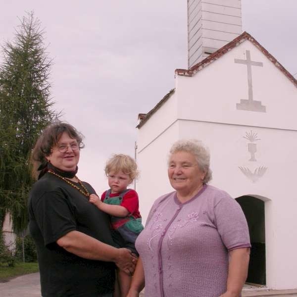 Kapliczka znów będzie piękna &#8211; cieszy się Krystyna Linek (z lewej) i Małgorzata Jasny.
