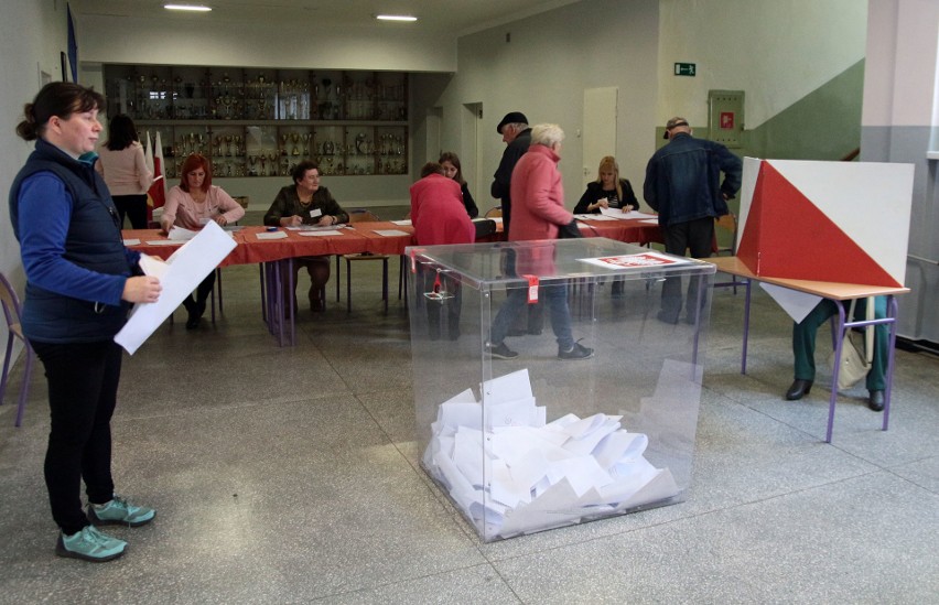 W Łasinie - mieście i gminie - do g. 17 zagłosowało 49.13...