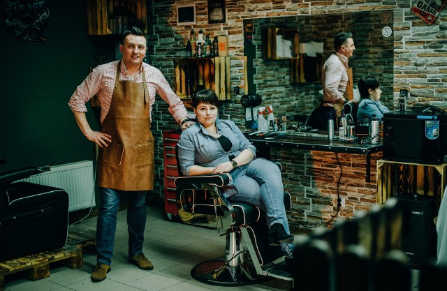 Agata i Łukasz, współwłaściciele pierwszego w powiecie barber shopu