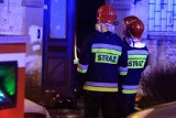 Pożar domu w Ostrowcu Świętokrzyskim. W akcji pięć zastępów straży pożarnej