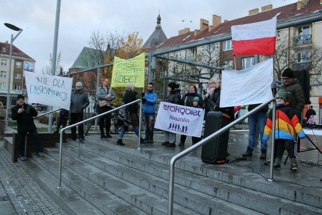 Niedzielny protest na Rynku Staromiejskim w Koszalinie.