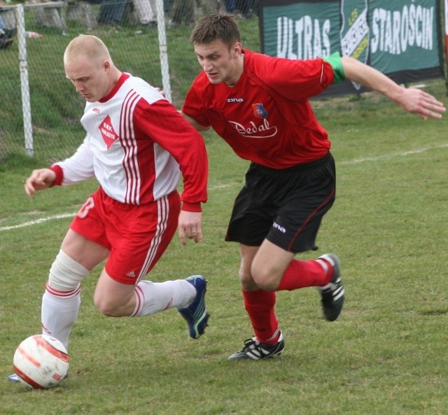 Obrońca Startu Dobrodzień Damian Szczygieł (z prawej, walczy z napastnikiem GKS-u Starościn Rafałem Samborskim) dotychczas grał w IV lidze. Jeśli po ewentualnej fuzji będzie prezentował wysoką formę, może szybko zagrać w wyższej lidze.