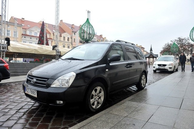 Kia carnival z 2007 roku to najstarsze auto, z którego korzystają władze Rzeszowa. Zdaniem mechaników ponad 200 tys. km przebiegu to niewiele, ale urzędnicy narzekają na częste awarie.