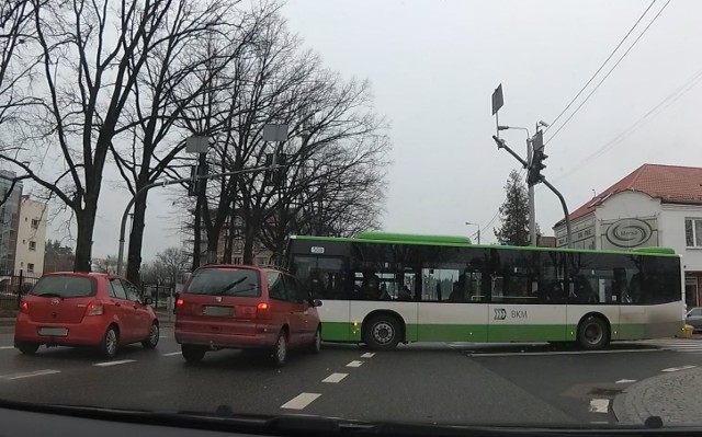 Seat alhambra zderzył się z miejskim autobusem na skrzyżowaniu Kawaleryjskiej z Pułaskiego w Białymstoku (wideo)