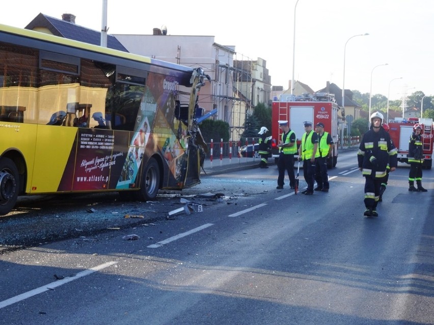 Wypadek w Jarocinie: Ciężarówka staranowała autobus miejski