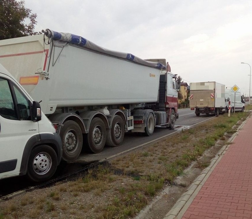 Karambol na drodze wojewódzkiej numer 755 z Ostrowca Świętokrzyskiego do Ćmielowa. Zderzyły się cztery samochody 