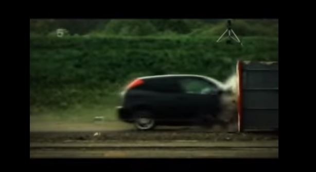 Tak zwany crash test przy prędkości 200 km/h zrobiony kilka lat temu nadal budzi dużo emocji. Na filmie widać jak samochód rozpędzony do 200 km/h czołowo uderza w betonowy blok. Przy takiej prędkości kierowca i pasażerowie nie mają szans na przeżycie. Nagranie dobitnie pokazuje co dzieje się z pojazdem i podróżującymi manekinami. Komentarz jest zbyteczny.ZOBACZ FILM - KLIKNIJ DALEJ