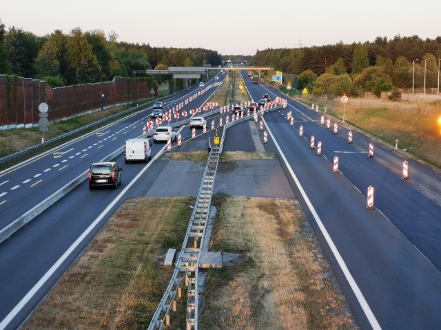 Problem jest z wjazdem na autostradę i wyjazdem z niej. Trzeba to robić z jezdni, na której odbywa się normalny ruch