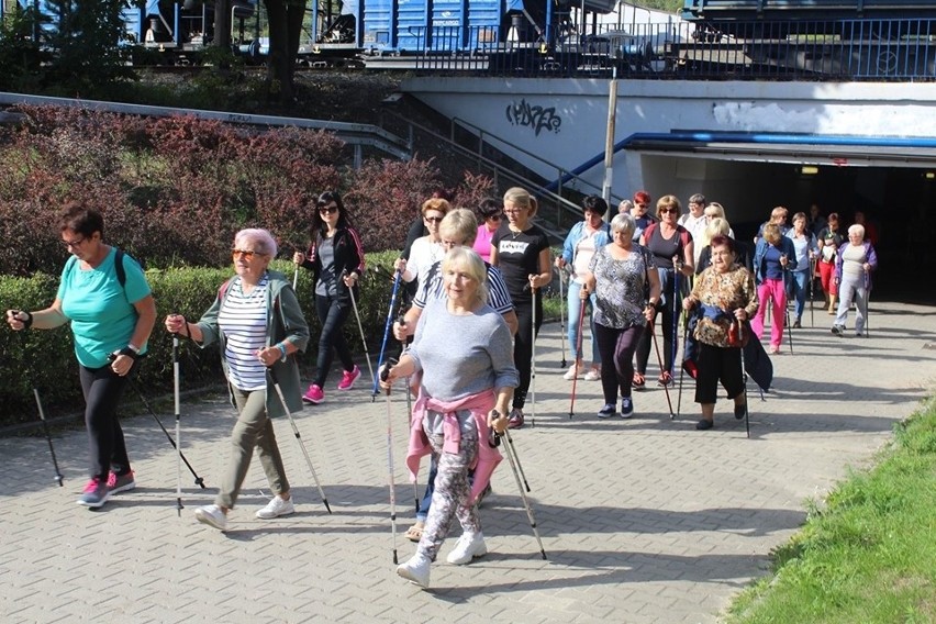 Mieszkańcy Bukowna wzięli udział w marszu  Nordic Walking "Moda na zdrowie"