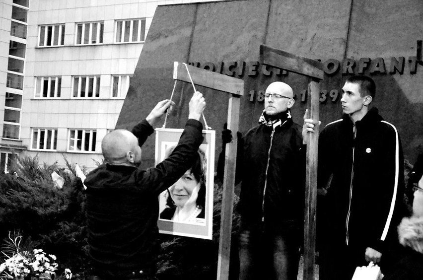 Pełnomocnik europosłów złożył zażalenie na umorzenie sprawy portretów zawieszonych na szubienicach w 2017 roku