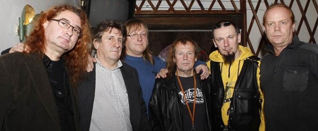 Obecnie Boczny Tor gra w składzie (od lewej): Jerzy Marczak - klawisze, lider; Wacław Koczewski - perkusja; Roger Kuś - wokal; Witold Sądaj - gitara; Witold Solarski - bas i Wiesław Bawor - skrzypce.