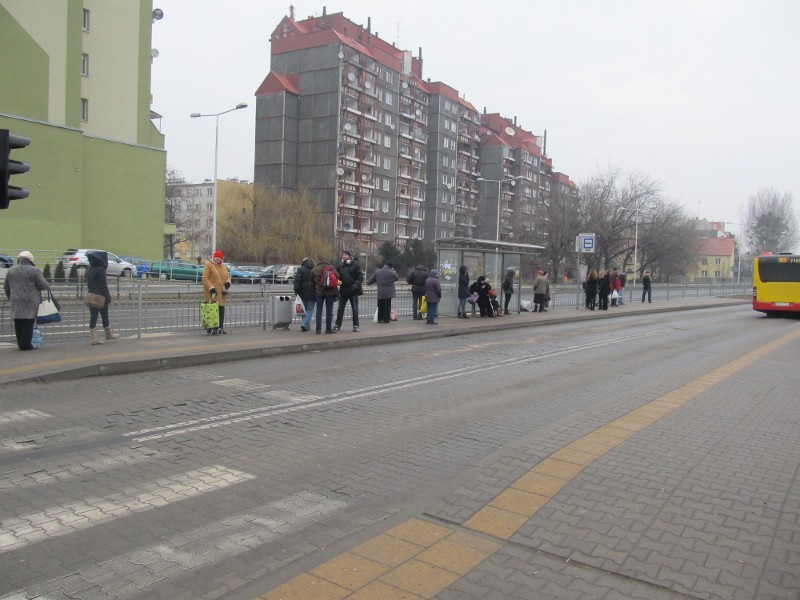 Wrocław: Na przystanku Nowy Dwór pasażerowie nie mają gdzie się schronić 