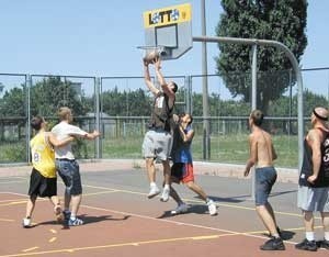 W turnieju trio-basketu nie zabrakło efektownych akcji - w ataku Śledzie