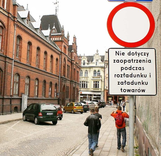 Zakaz zakazem, a kierowcy i tak wjeżdżają i parkują auta na 6 Stycznia