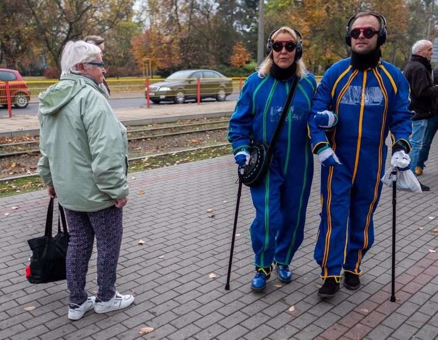 Przez dwie godziny, ubrani w specjalne kombinezony...