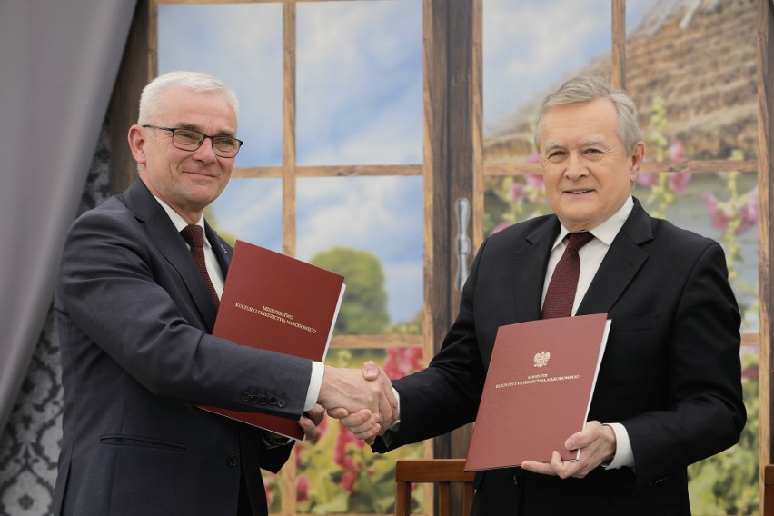 Umowę ze strony MKiDN podpisał wicepremier Piotr Gliński. W...