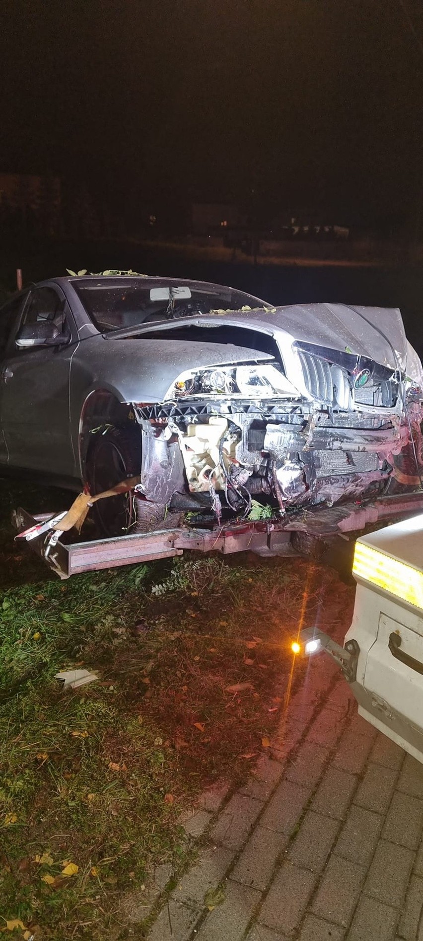 Wypadek w Głuchowie pod Tuszynem. Po zderzeniu dwóch samochodów jeden wjechał w budynek. Dwie osoby ranne ZDJĘCIA