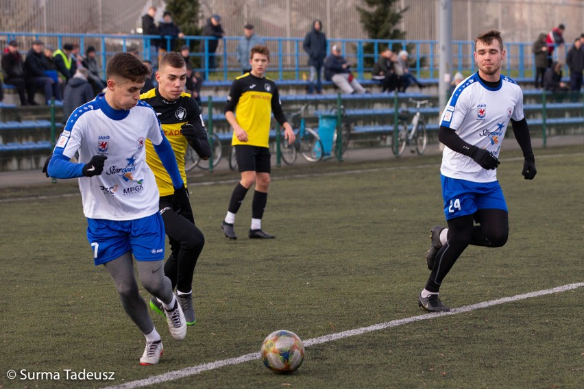 Sparing rozegrano na boisku ze sztuczną trawą na stadionie...