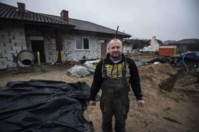 Lipcowa wichura zerwała piętro domu rodziny Borków. Nowy dom, który buduje Henryk Borek, jest parterowy