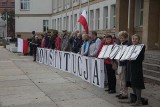 Gdy Komitet Obrony Demokracji w Toruniu demonstrował w obronie Konstytucji, 37-latek postanowił znieważyć narodowe barwy