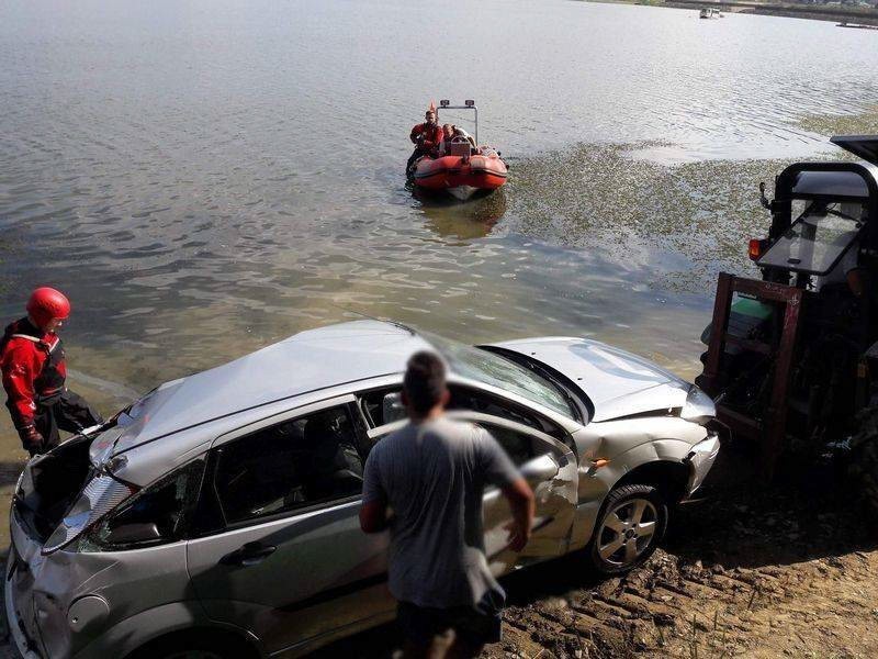 Tęgoborze. Ford focus wpadł do Jeziora Rożnowskiego [ZDJĘCIA]