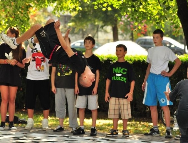 W środę na placu Antoniego Surowieckiego w Tarnobrzegu odbył się pokaz tańca breakdance w wykonaniu wychowanków ze Szkoły Tańca BreakDance 2w1.