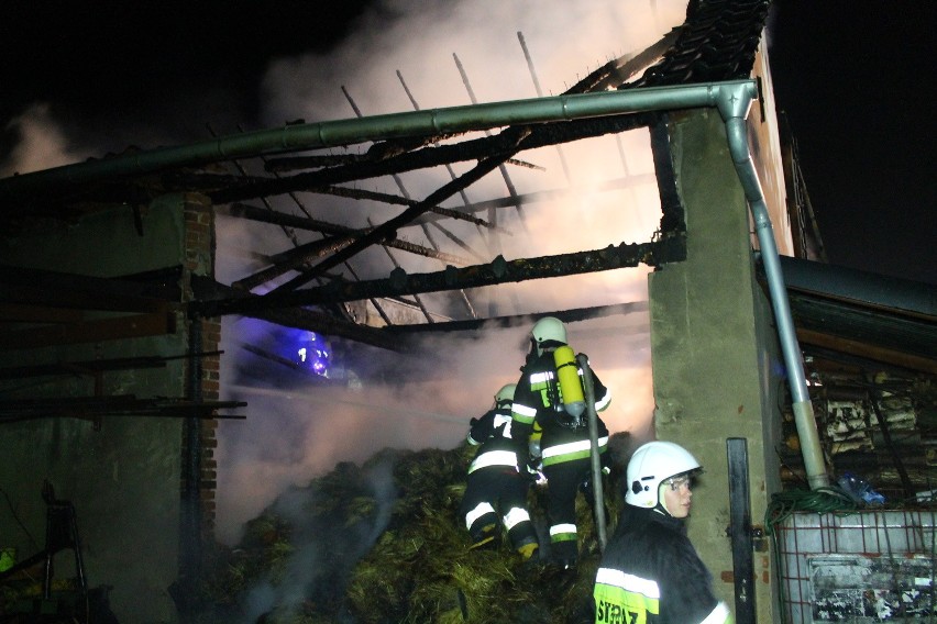 Nocny pożar w Szymiszowie - gasiło go 12 jednostek straży