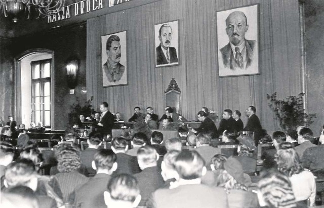Stanisław Kowalczyk podczas przemówienia na partyjnym forum w 1949 r.