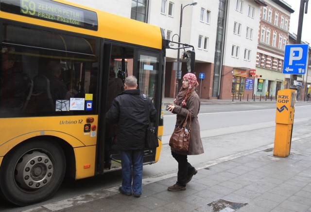 28.12.2011 gliwice autobus kzk gop przednie drzwi bilety fot. mikolaj suchan / polskapresse