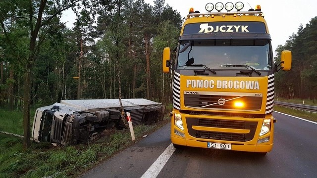 Do wypadku doszło około godz. 3 w nocy na DK1 między Tychami a Kobiórem. Kierowca samochodu ciężarowego z niewiadomych przyczyn stracił panowanie nad pojazdem, mógł zasnąć za kierownicą, i wjechał do przydrożnego rowu. Z ruchu wyłączony został prawy pas na nitce w stronę Tychów.