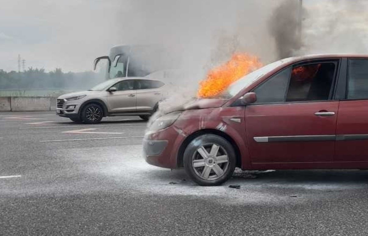 Pożar samochodu na autostradzie A4 w Gliwicach Sośnicy