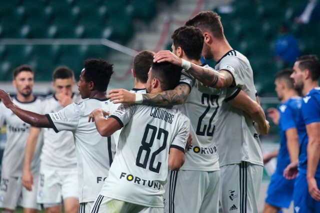 Już dziś o godz. 20 Legia Warszawa zagra o awans do fazy grupowej Ligi Europy (transmisja w TVP Sport). Rywalem Wojskowych będzie mistrz Azerbejdżanu Karabach Agdam. Na kogo tym razem postawi Czesław Michniewicz? Sprawdź przewidywany skład Legii na mecz z Karabachem.Uruchom i przeglądaj galerię klikając "NASTĘPNE", strzałką w prawo na klawiaturze lub gestem na ekranie smartfonu