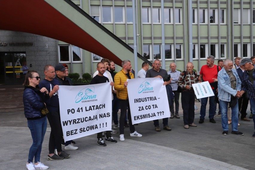 Przed Urzędem Wojewódzkim w Kielcach protestowali wędkarze,...