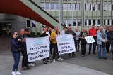 Protest wędkarzy przed Urzędem Wojewódzkim w Kielcach. Nie będą mogli łowić w Sukowie choć zainwestowali mnóstwo pieniędzy w akwen 