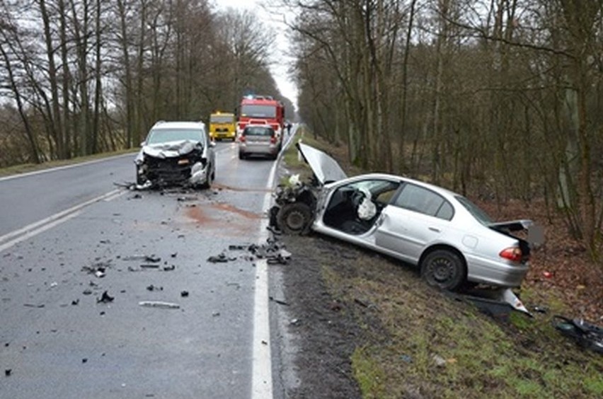 Wypadek w Skuszewie. Rozbite trzy auta, trzy osoby w szpitalu [ZDJĘCIA]