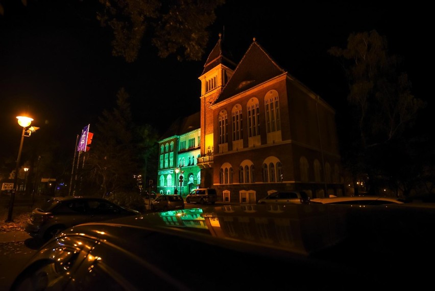 Podświetlony na zielono budynek Urzędu Miejskiego w Sopocie.
