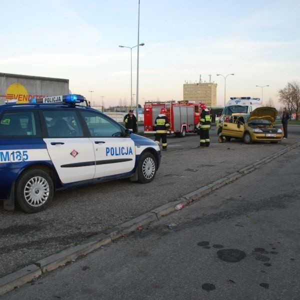 Wypadek na Andersa. Kobieta kierująca oplem zajechala droge...